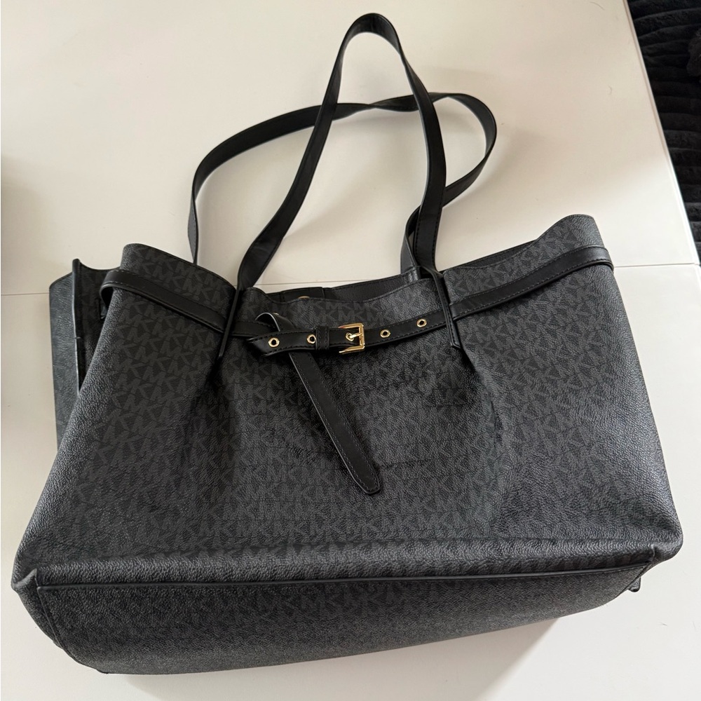 Michael Kors Emilia Large East West Bucket Tote Bag - Picture 7 of 9